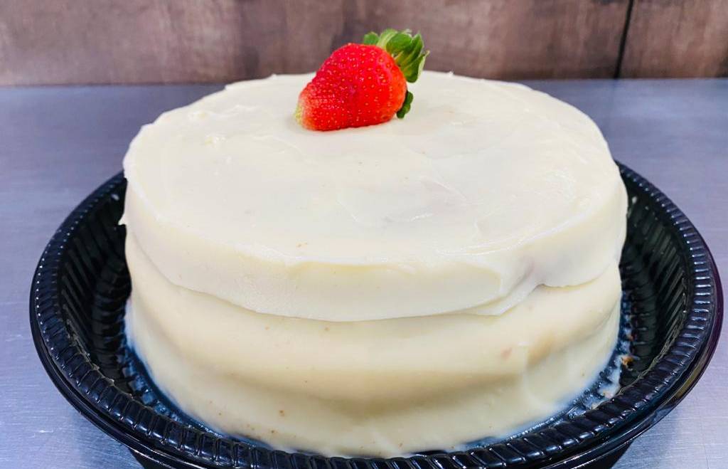 Bolo Gelado de Brigadeiro Branco com Morango